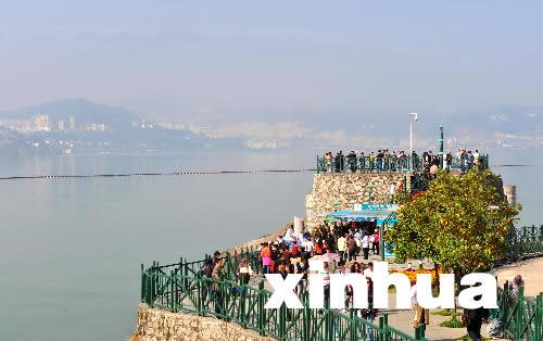 游客在三峡坝区185观景平台...
