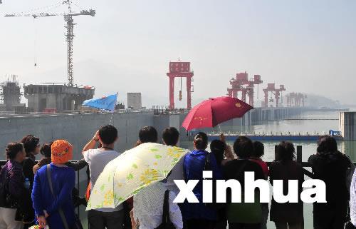 游客观看三峡大坝和水库