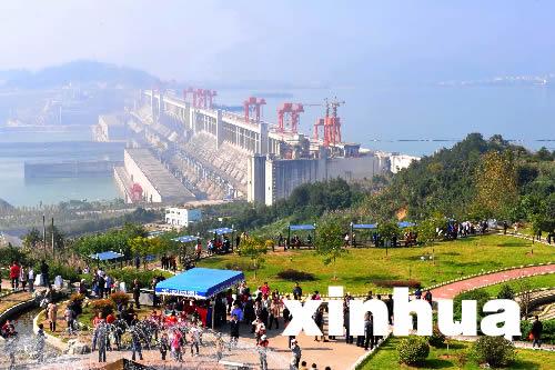 大量游客在三峡坝区观看大坝和...